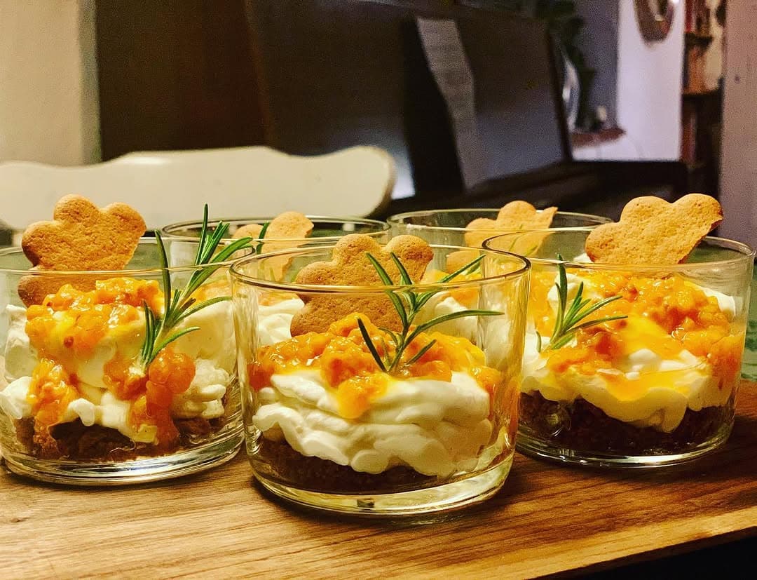 Adventsfika med pepparkakor och hjortron