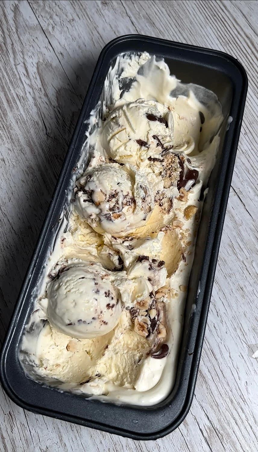 Vaniljglass med nutellarippel och rostade hasselnötter