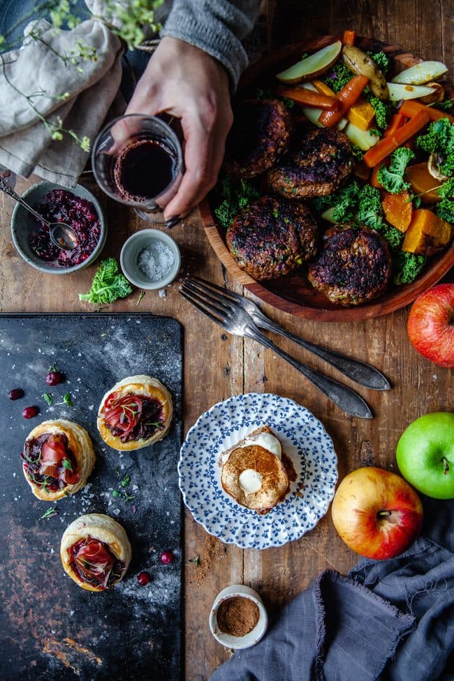 Smördegspajer med karameliserad lök, ost och speck