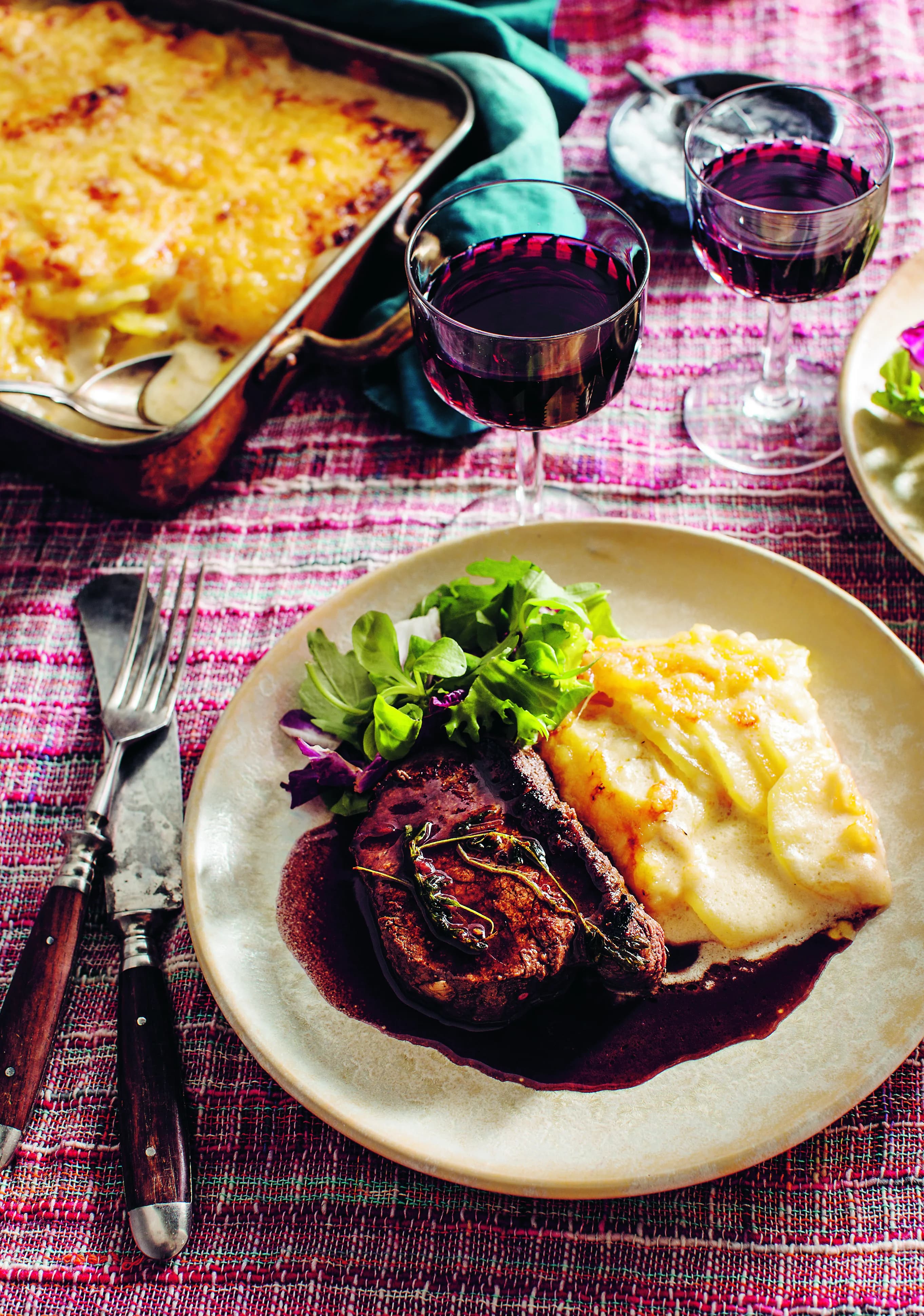 Oxfilé med potatisgratäng och rödvinssås