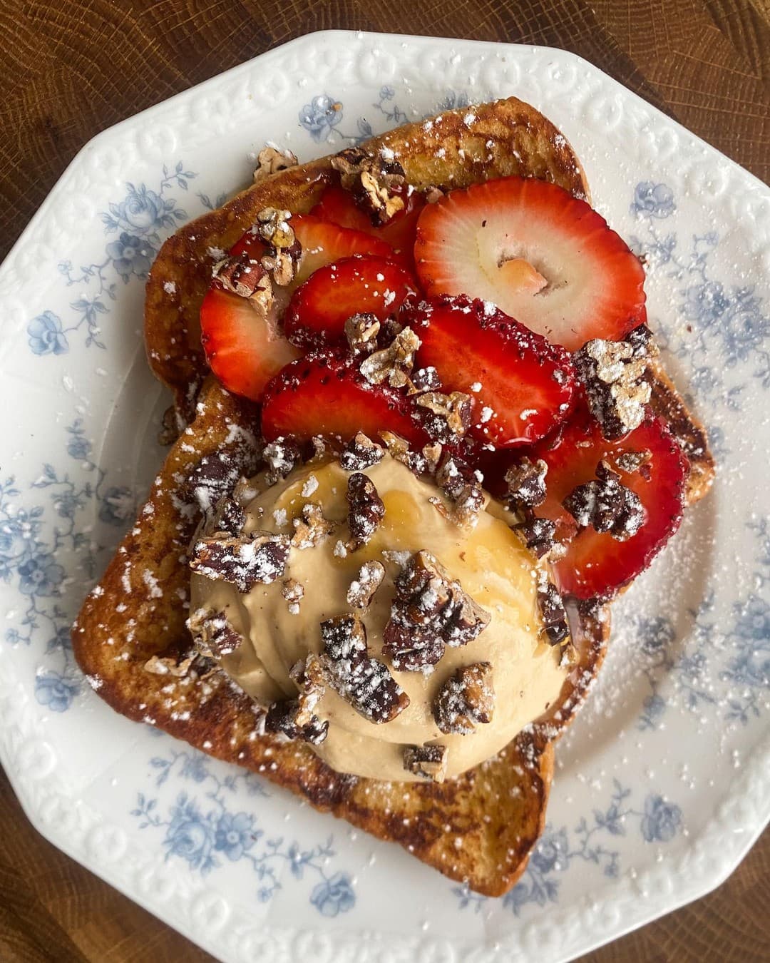 Pecan caramel french toast med jordgubbar