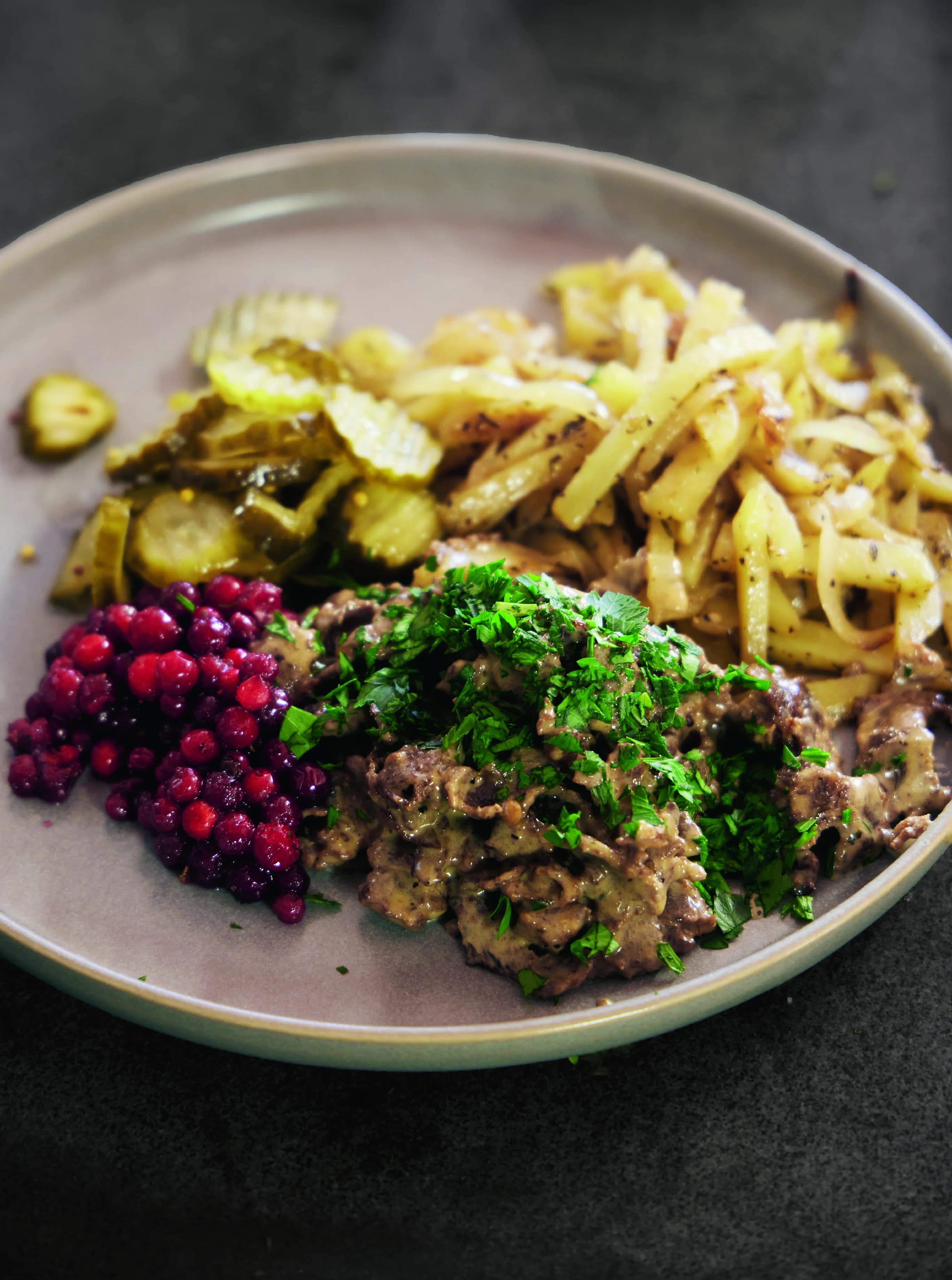 Renskavsgryta med potatis- och lökstrimlor