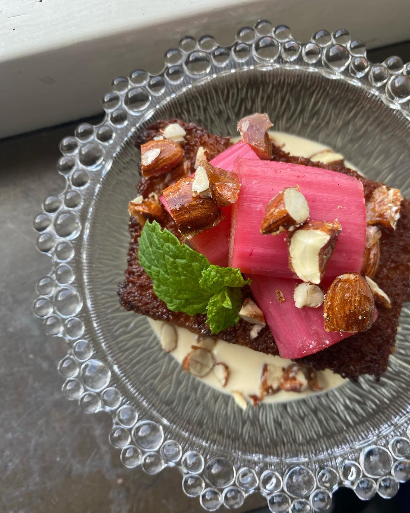 Honey Butter Toast med Vaniljsås och Rabarber