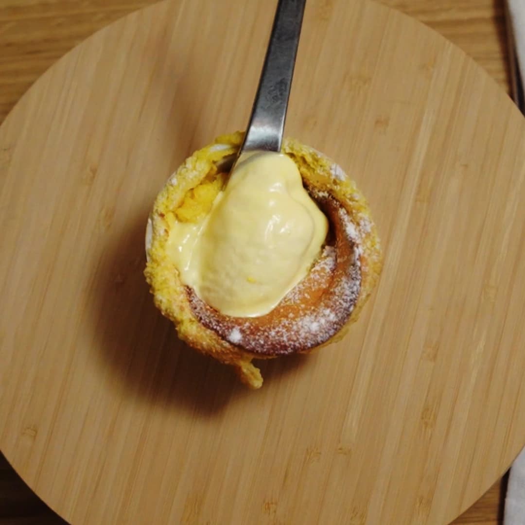 Plommonsoufflé i kastrull med parfait