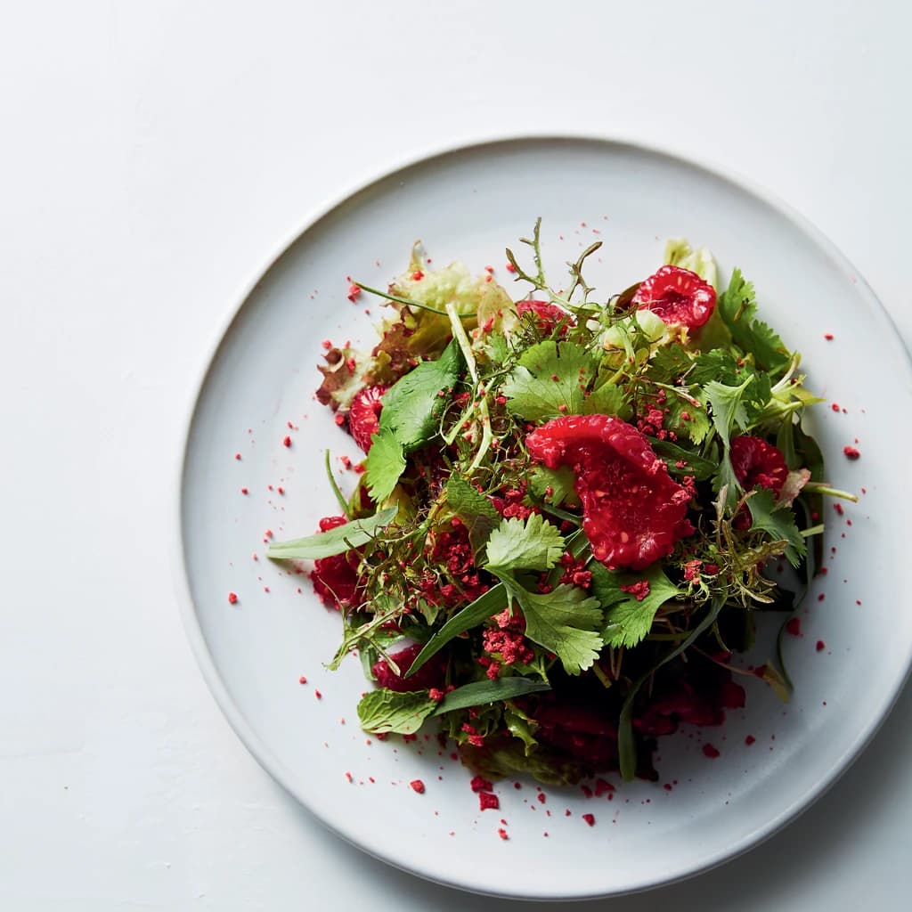 Sallad med röda bär och örter i telag