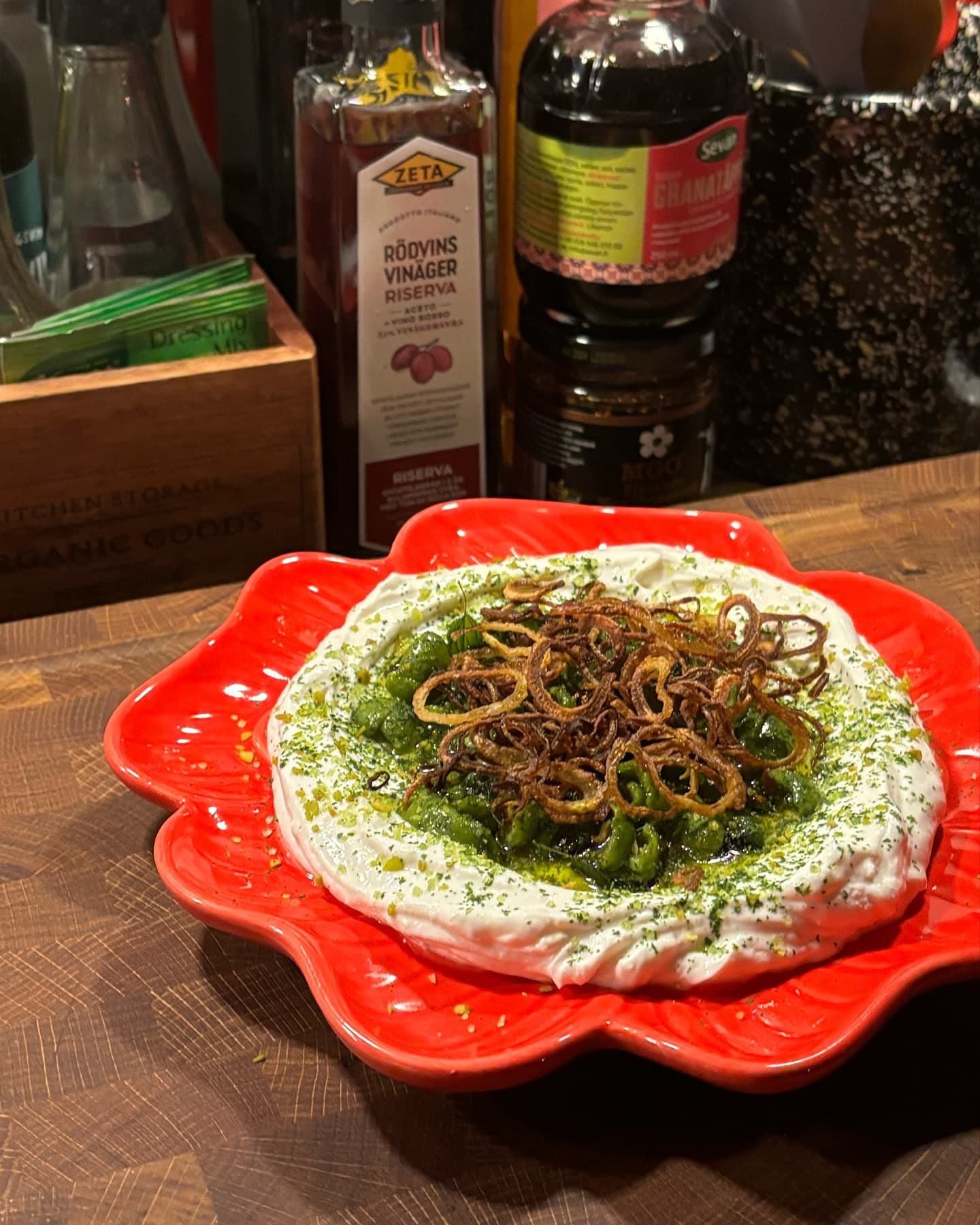 Vispad ricotta med krispig schalottenlök och marinerade oliver