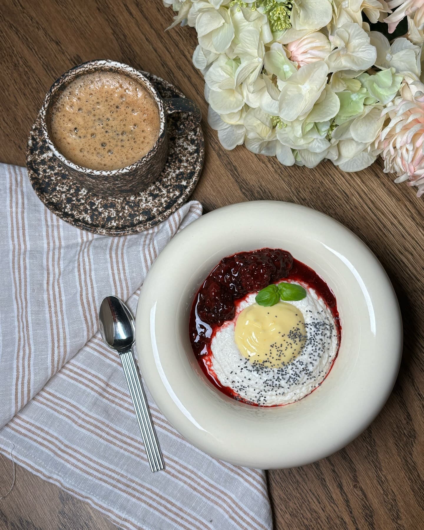 Mannafrutti med lemoncurd och marinerade björnbär