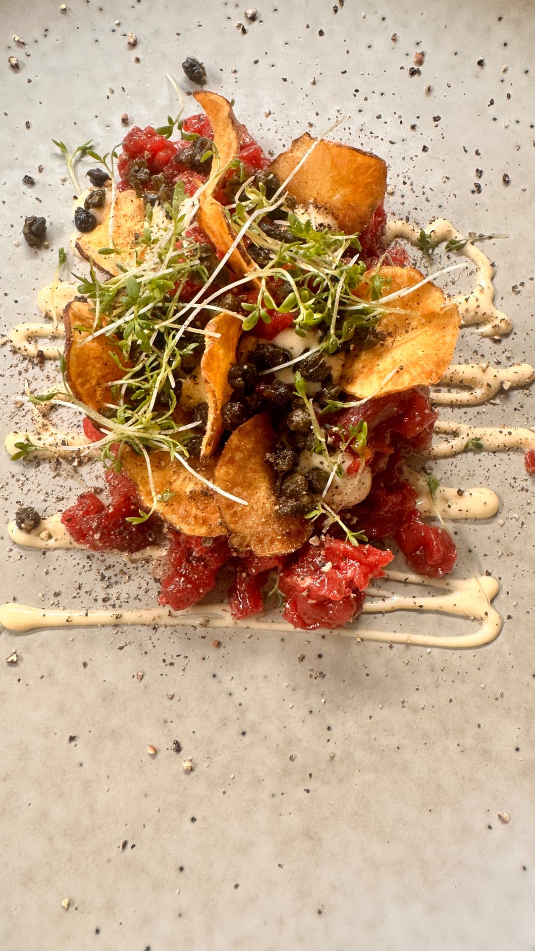 Råbiff med jordärtskockschips och märgmajonnäs