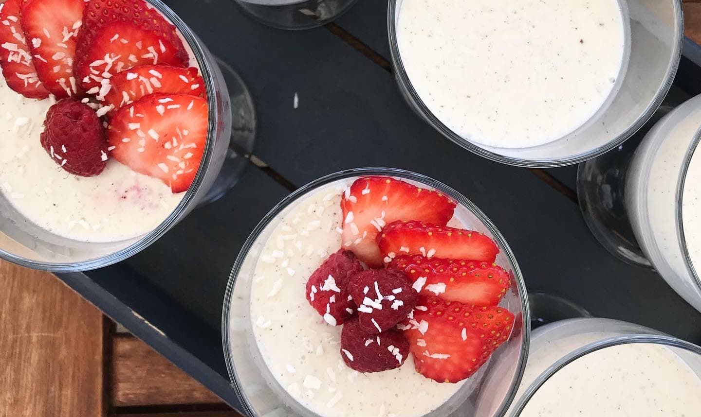 Vaniljpannacotta med jordgubbar och hallon