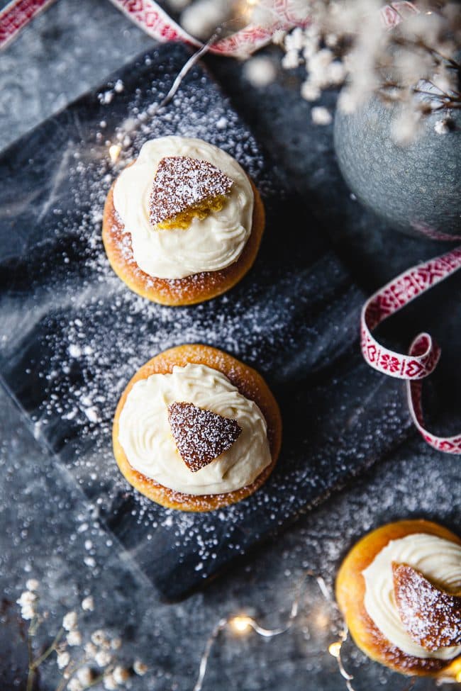 Saffranssemla med vit chokladgrädde