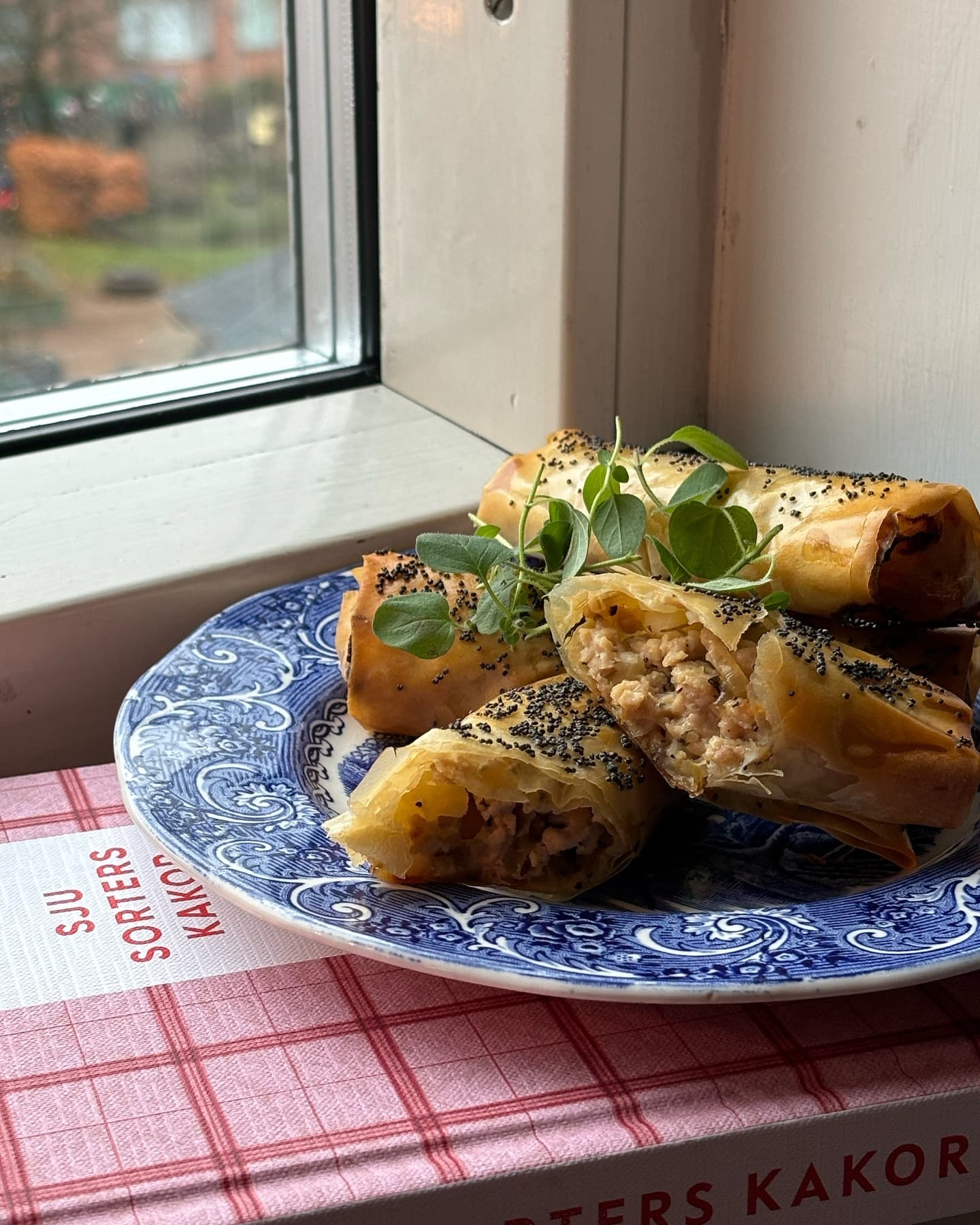 Cider & äpple kyckling filo rullar med sour cream dipp
