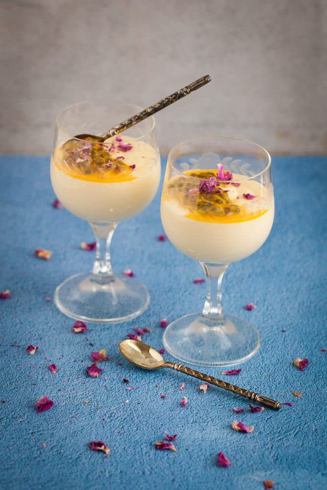 Vit chokladmousse med passionsfrukt