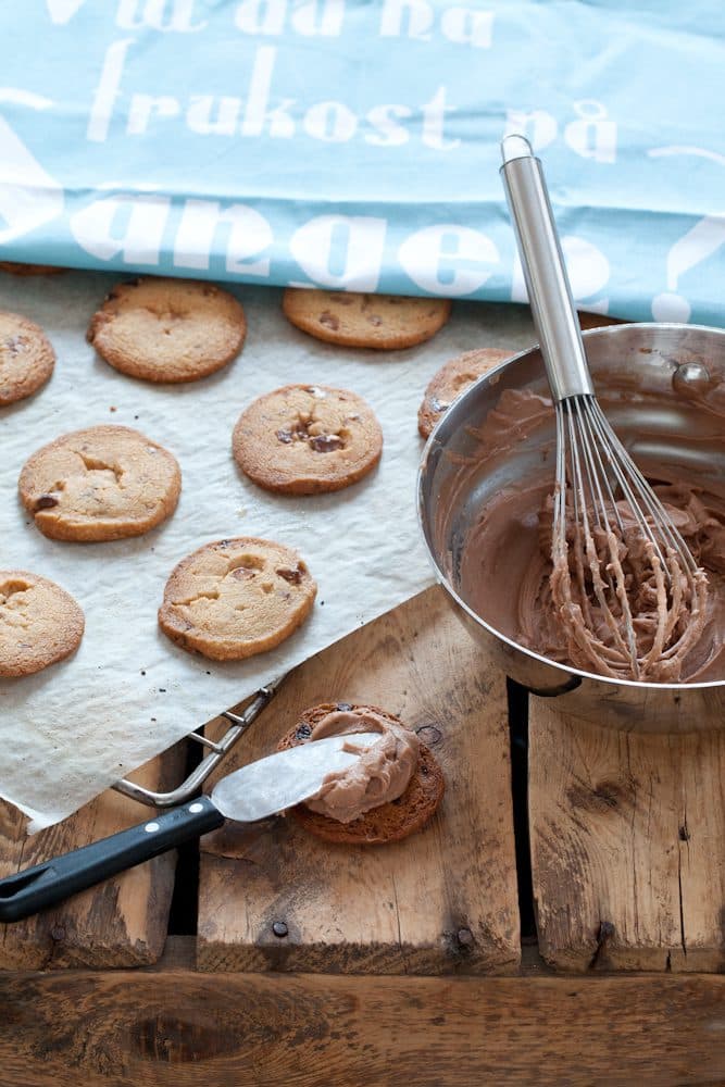 Sandwich cookies med nougatfyllning