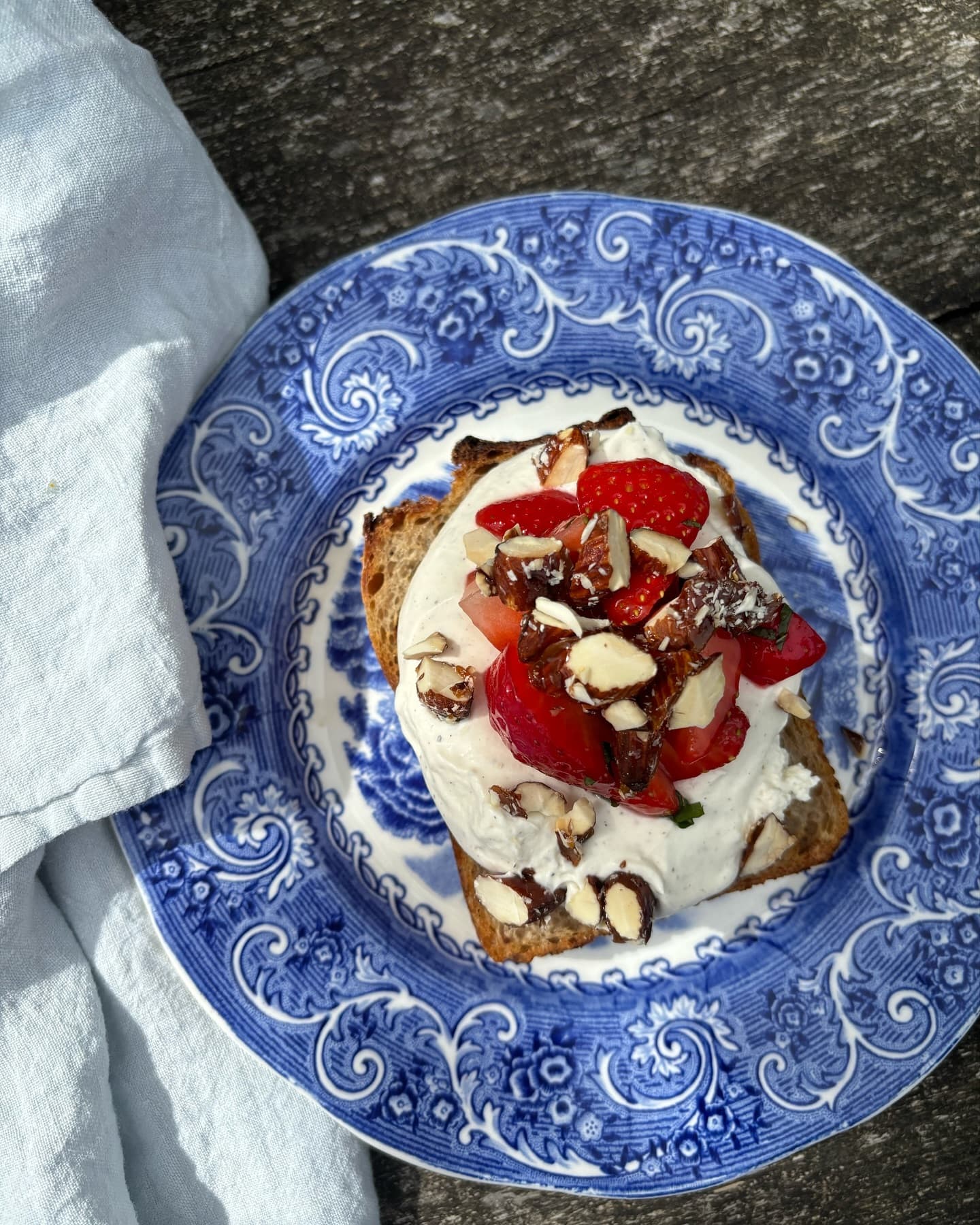 Jordgubbstoast med vanilj crème fraiche & honungsmandel