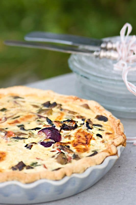 Höstpaj med zucchini, svamp och tomat