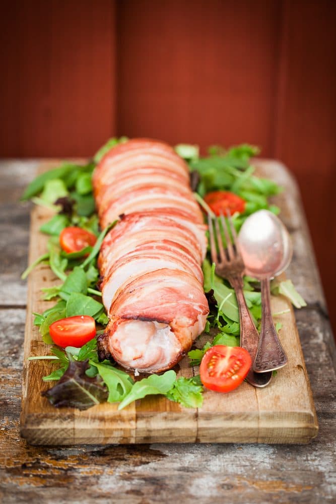 Fylld fläskfilé med ölkorv, fetaost och bacon
