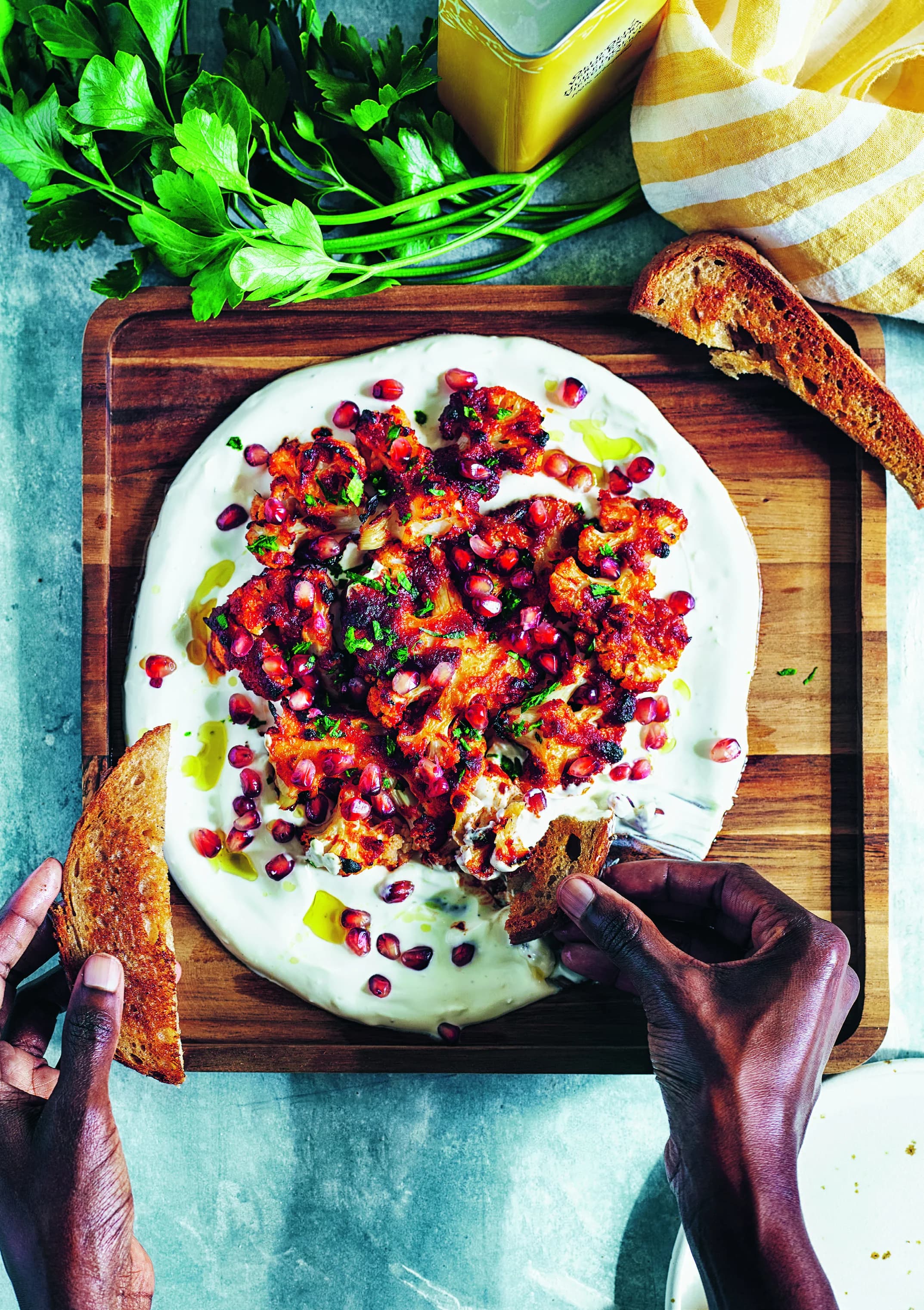 Yoghurtsås och blomkål med harissa