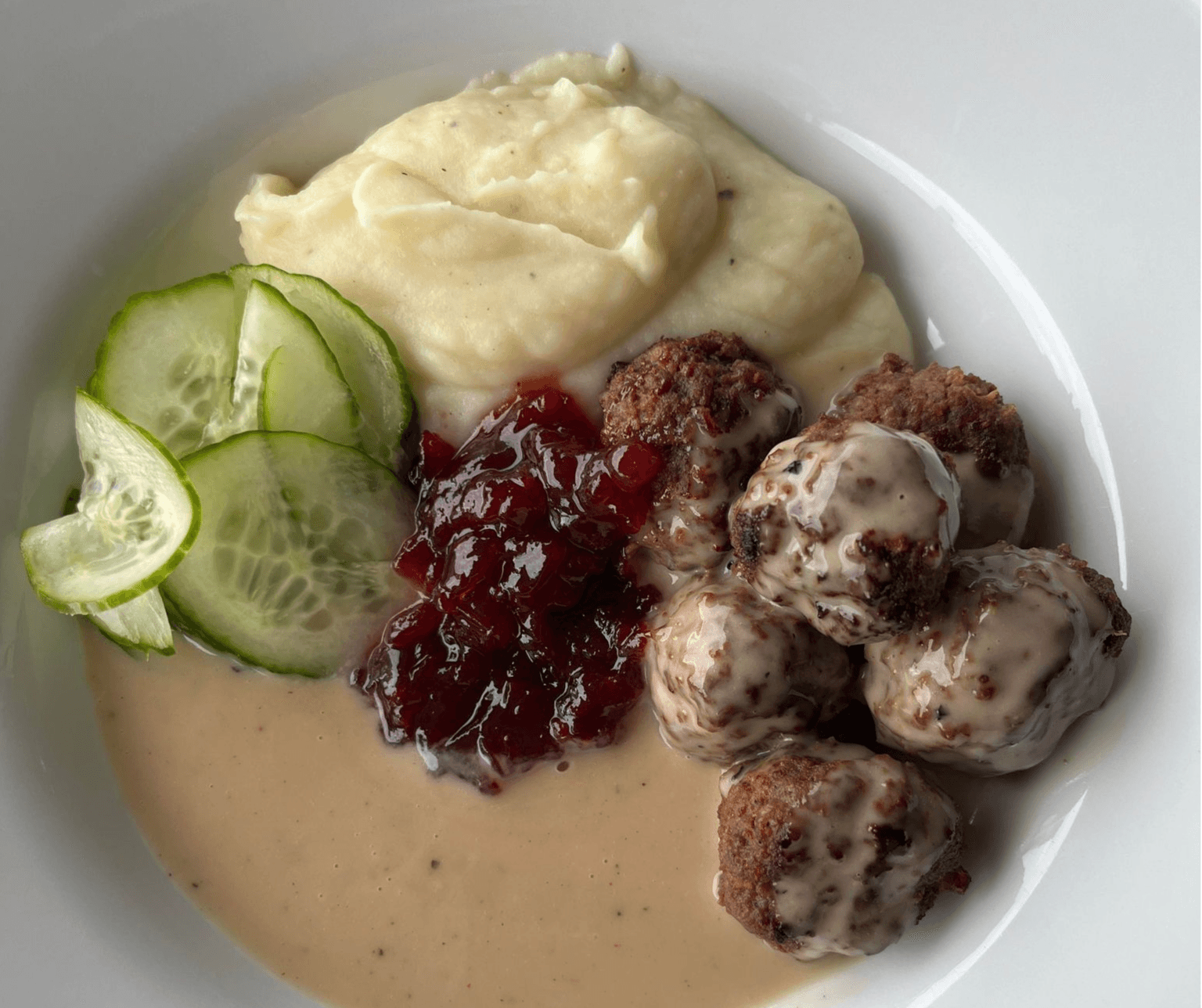 Köttbullar med potatismos, gräddsås & pressgurka