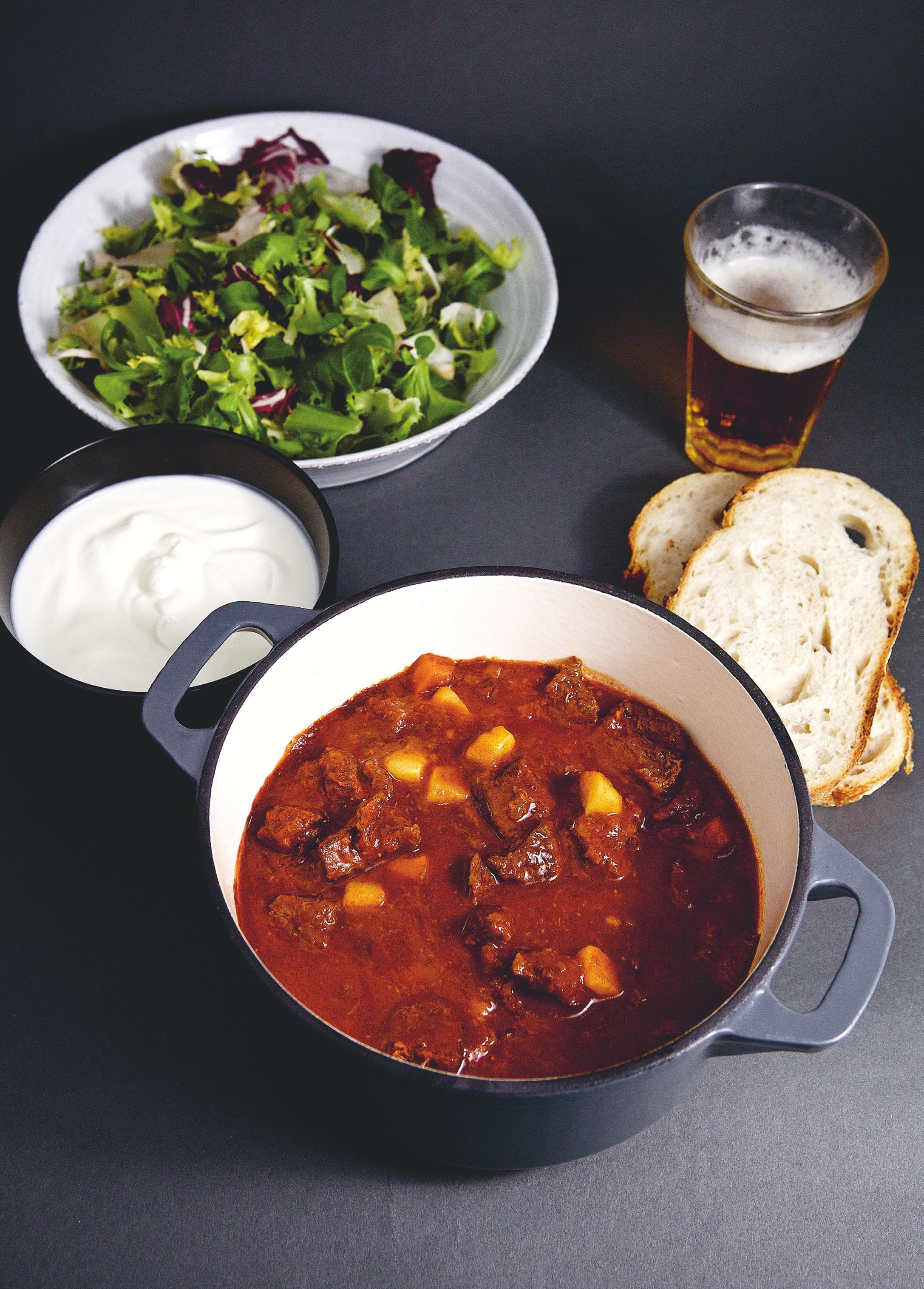 Mustig gulasch på högrev