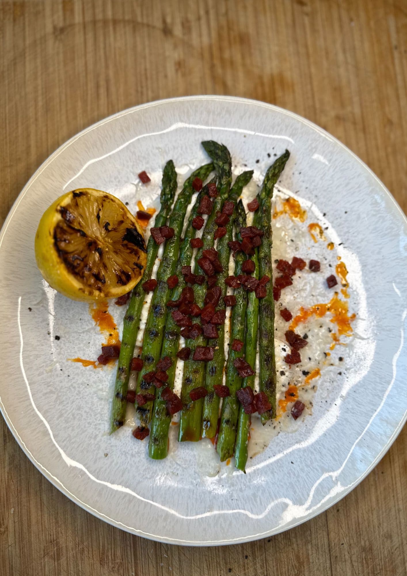 Grillad sparris med knaprig chorizo och krämig burrata