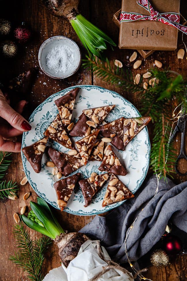 Jordnötsbräck med choklad och flingsalt