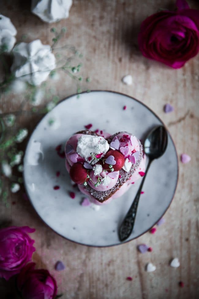 Alla hjärtans dag-tårta med hallonfrosting