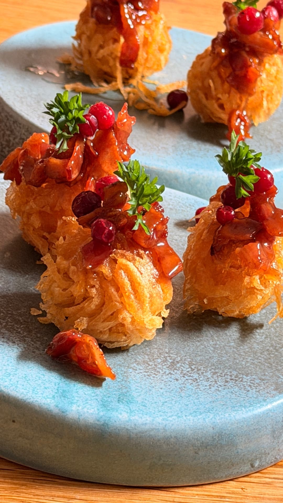 Friterade raggmunk-bollar med baconmarmelad