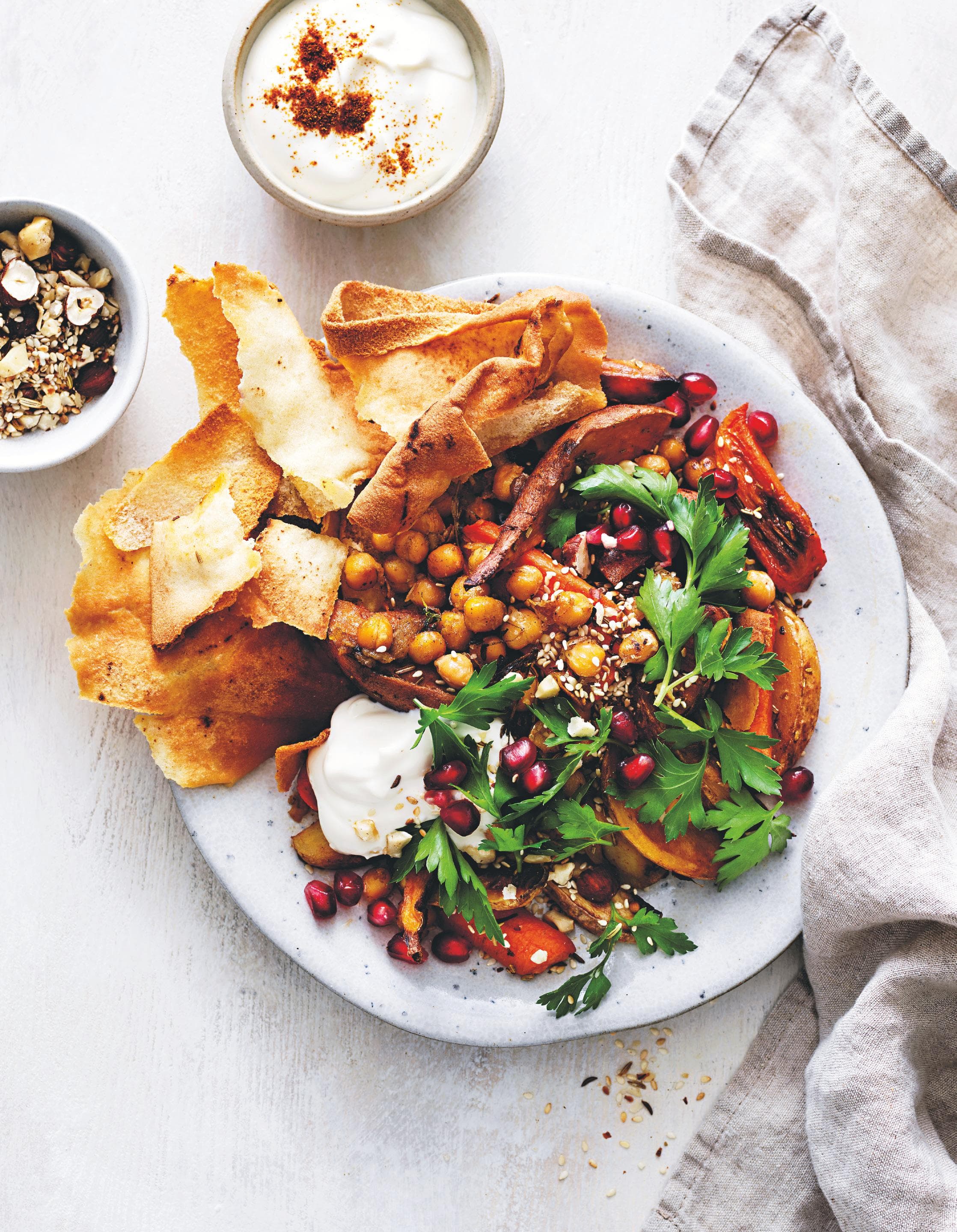 Fatteh med ugnsrostade rotfrukter och tahiniyoghurt