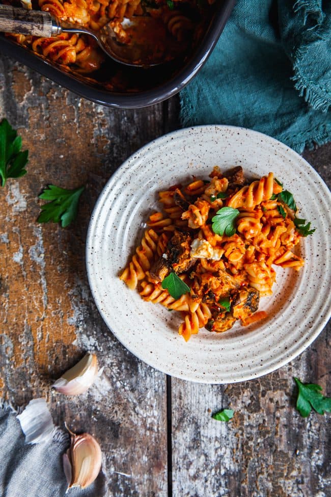 Pasta med ajvar och fetaost