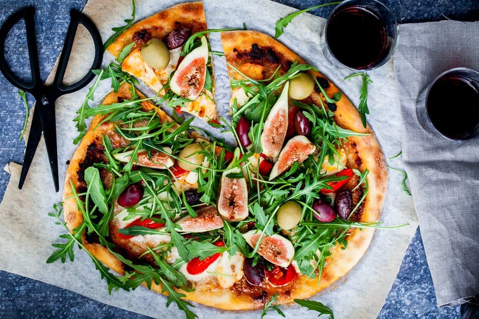 Hemgjord pizza med halloumi och fikon