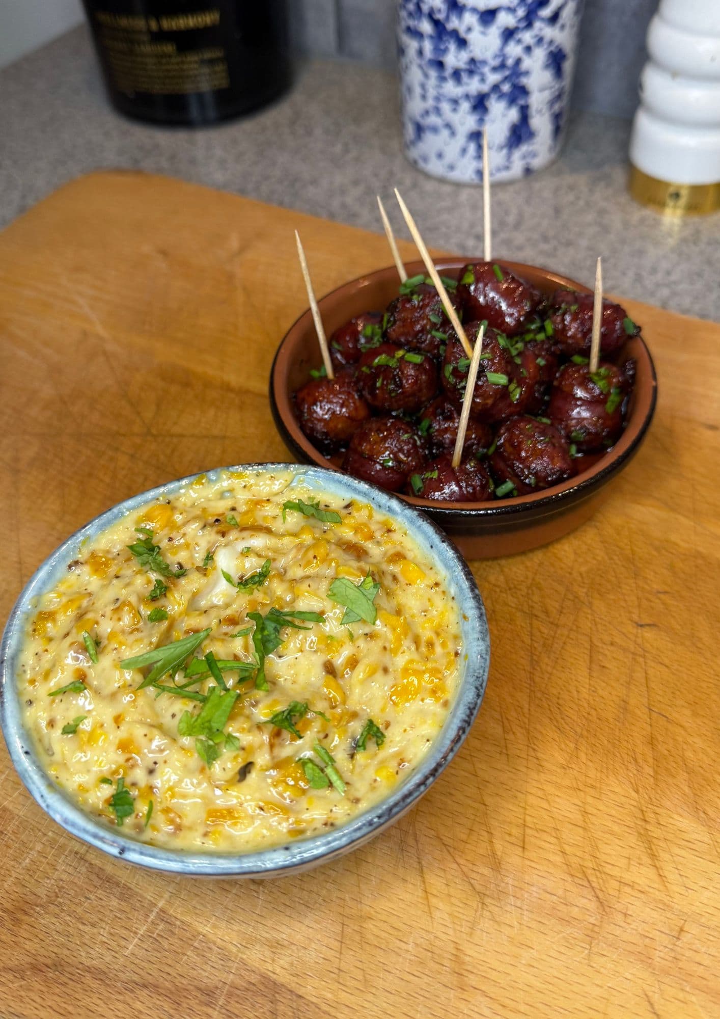 Rödvinsbräserad chorizo med majsaioli
