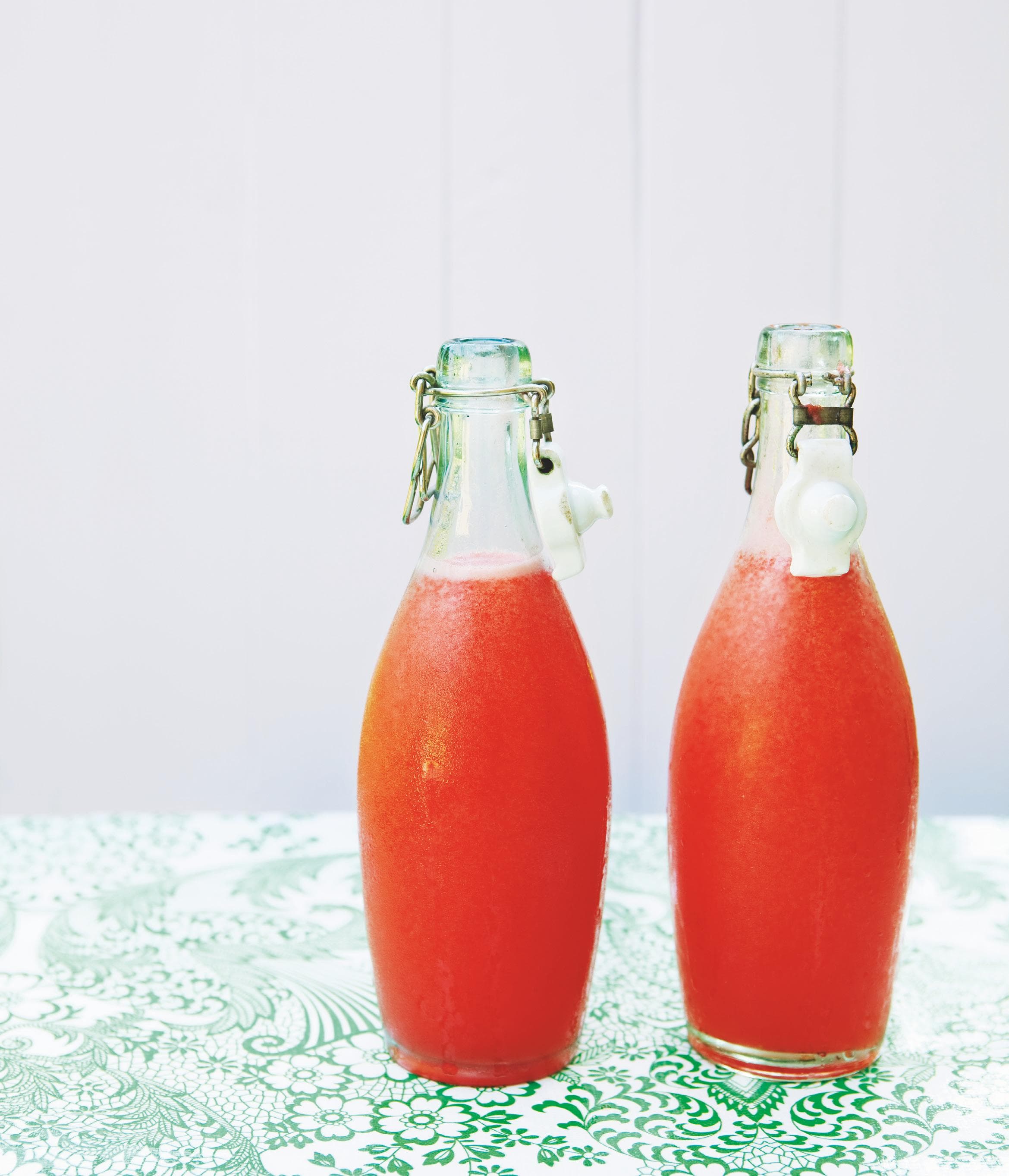Syrlig grapefruktjuice med jordgubbar och basilika
