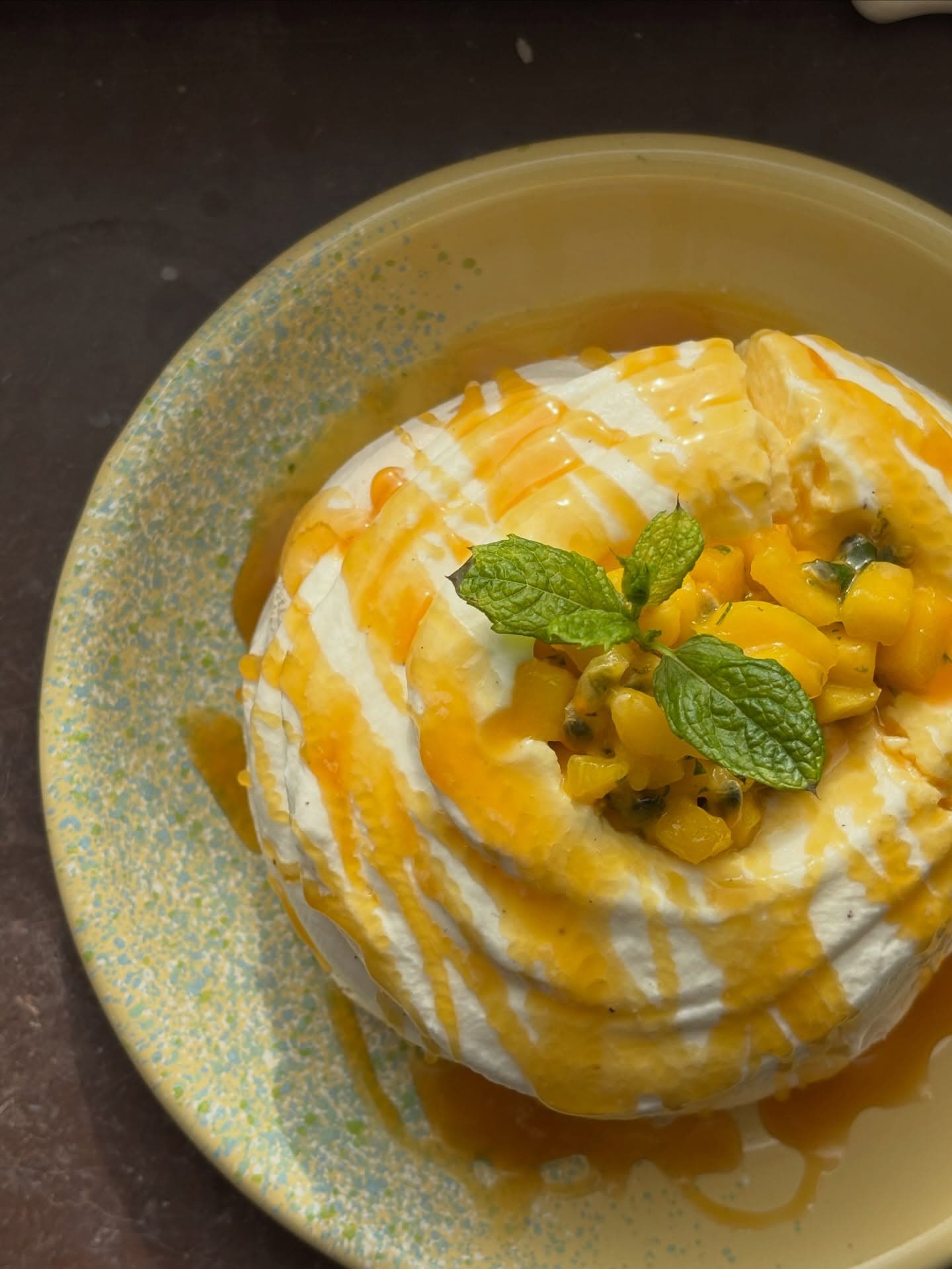 Pavlova med passionkolasås, mango & vaniljchantilly