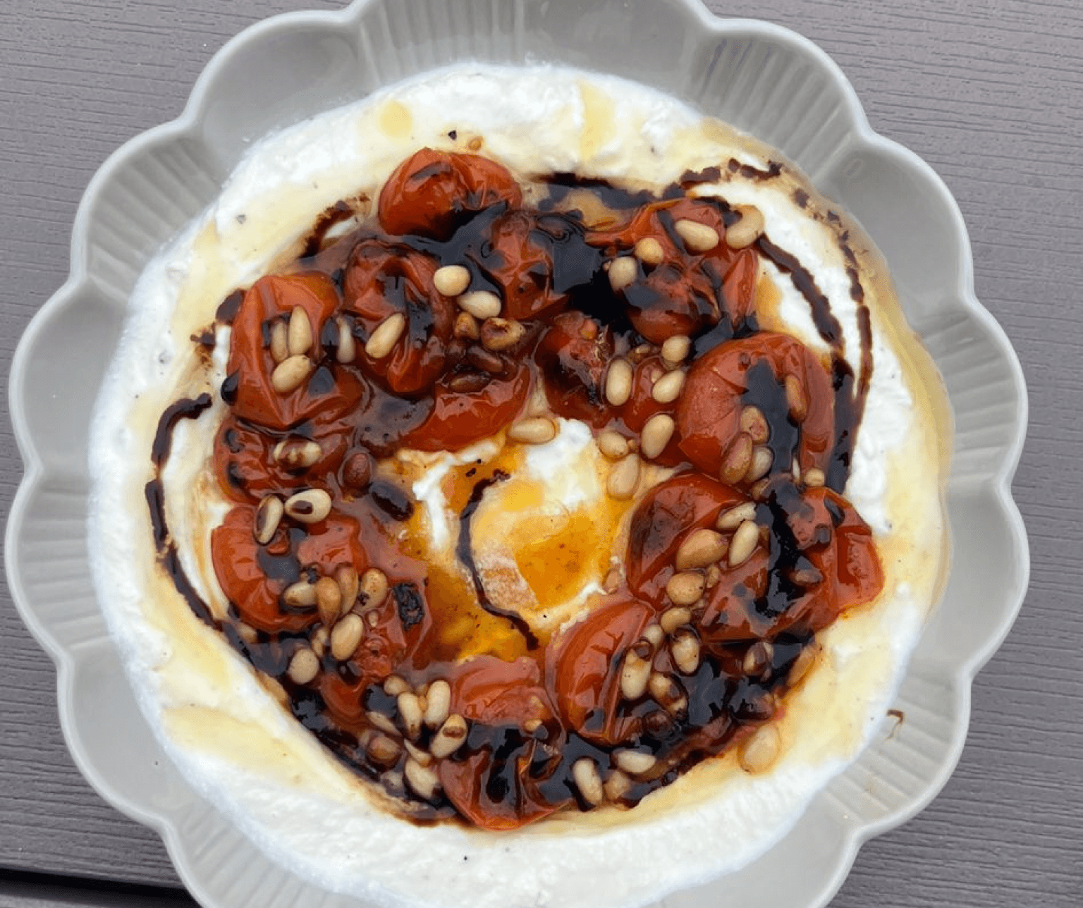Fetaostkräm med tomater & pinjenötter