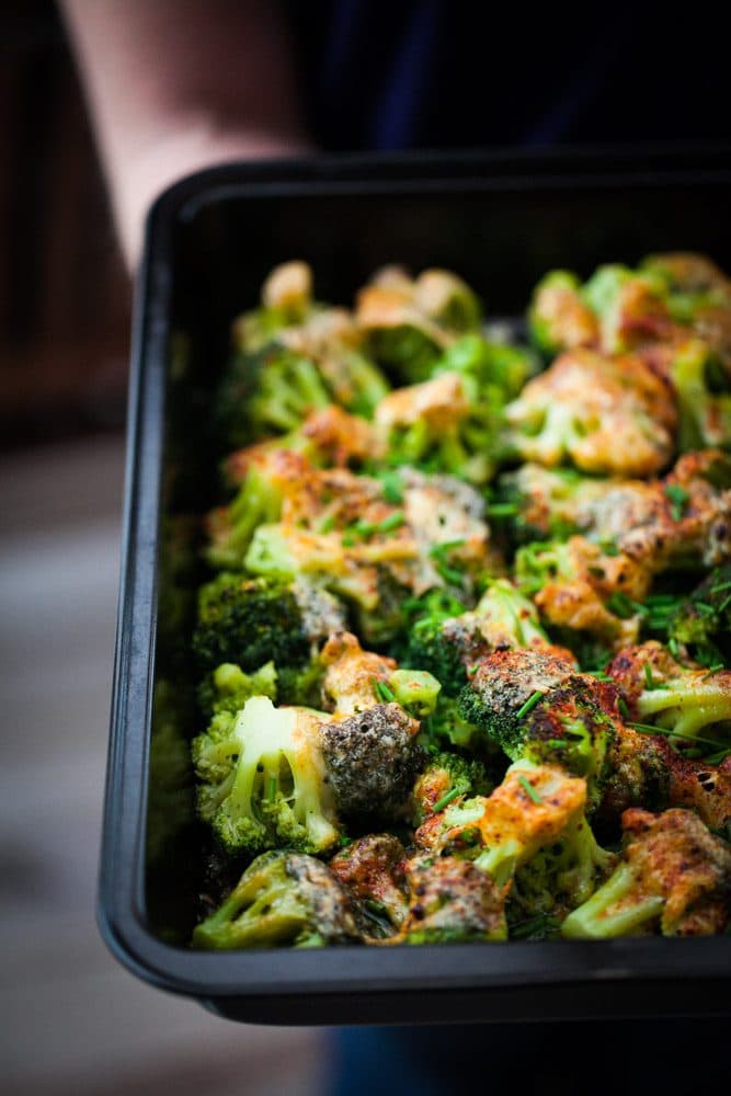 Ugnsgratinerad broccoli med ost och kryddor