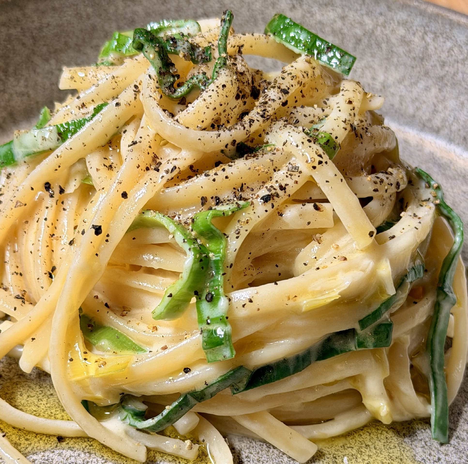 Krämig pasta med purjolök, vitt vin och parmesan
