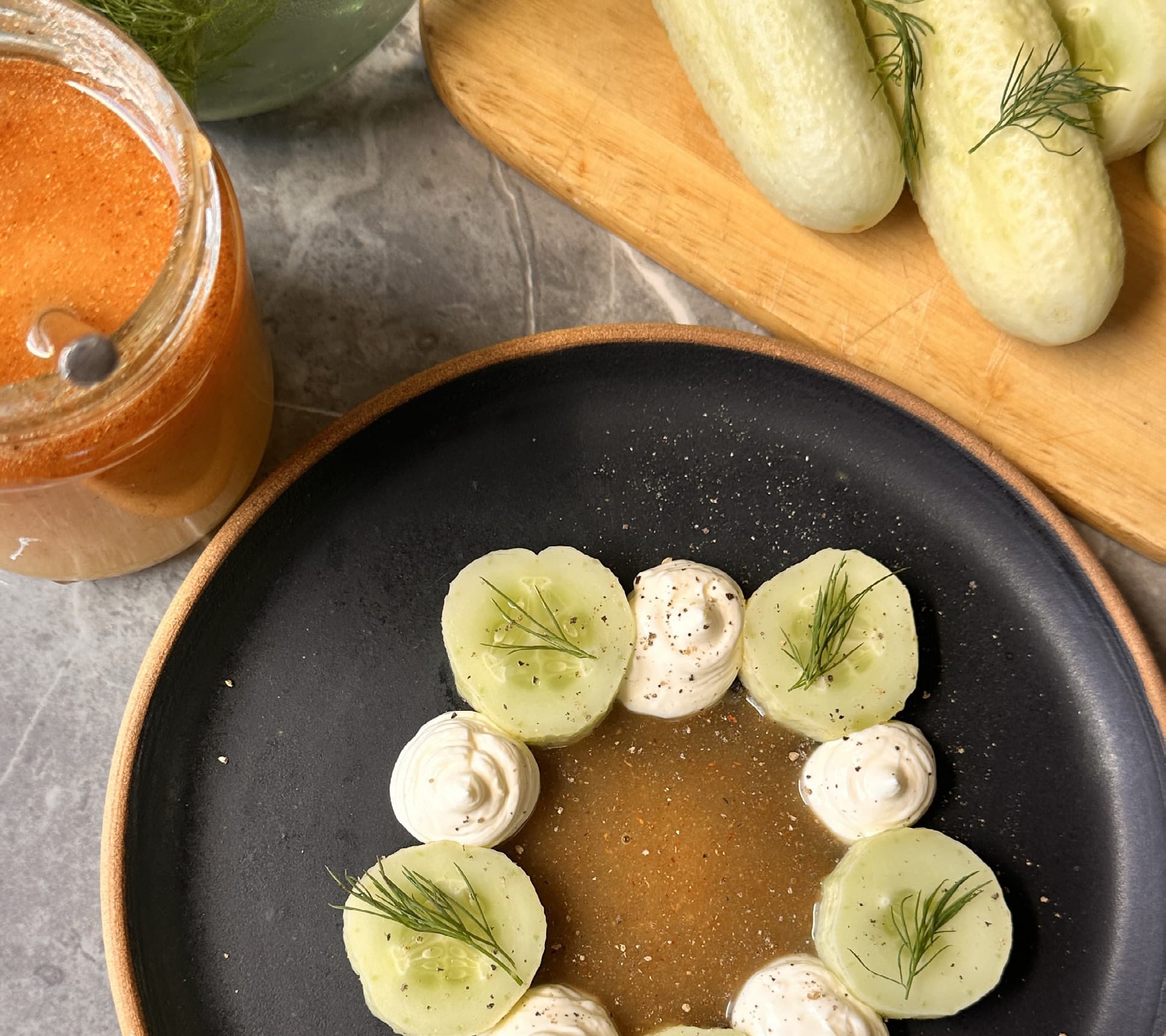 Färsksaltad vit gurka med smetana och het honung