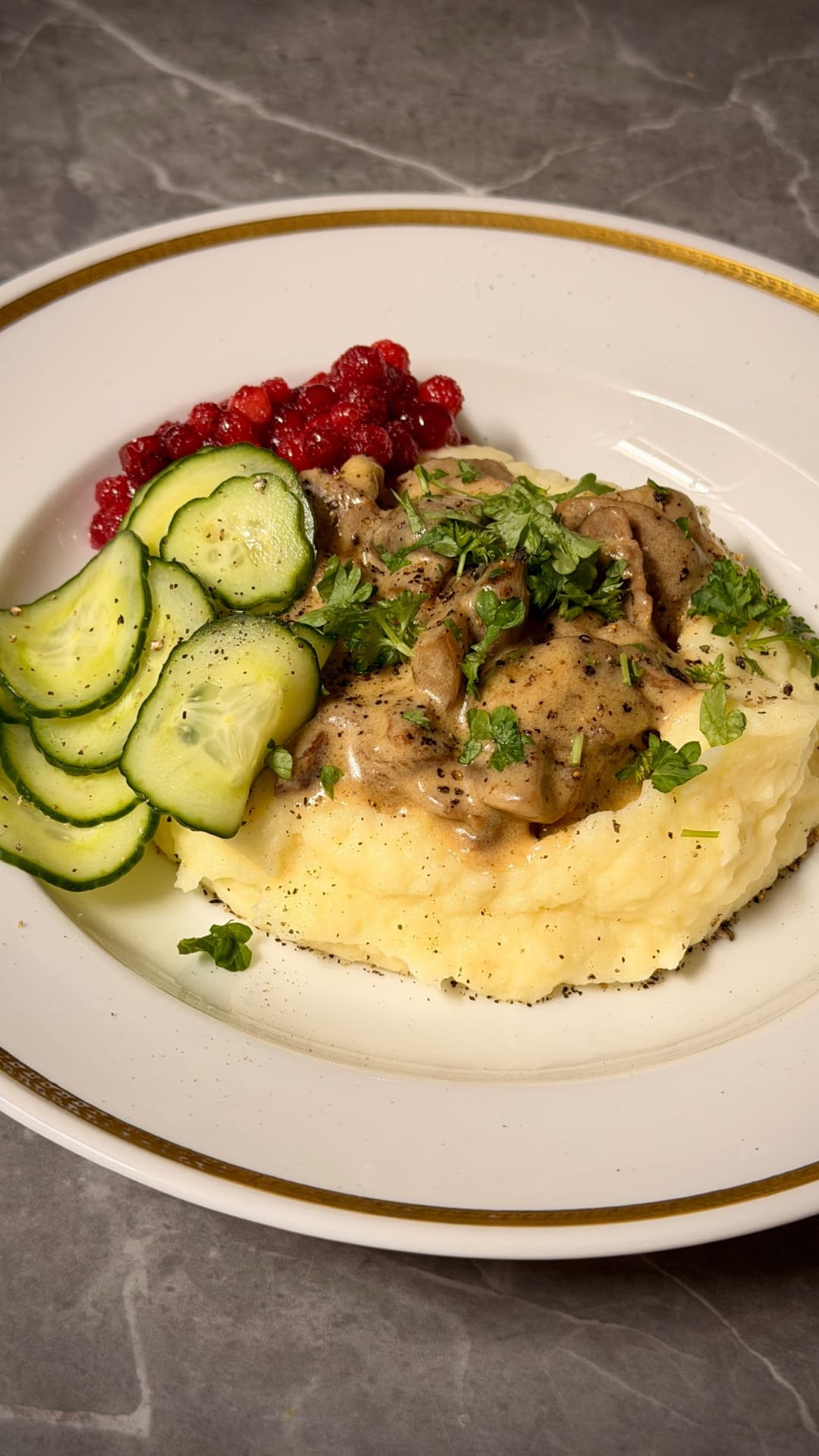 Renskav med potatismos och lingon