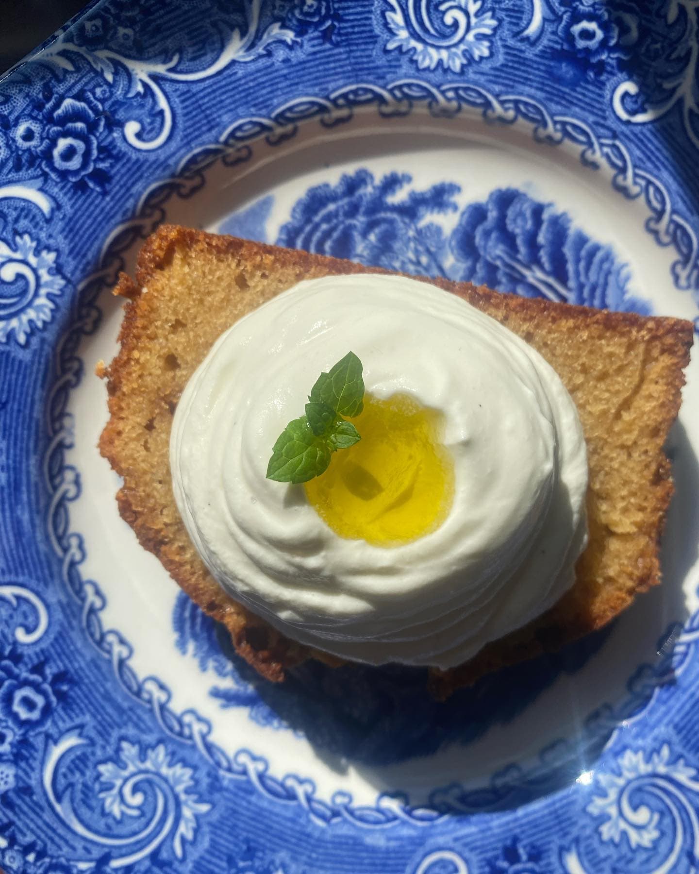 Burnt Miso Pound Cake med Yoghurt Whipped Cream