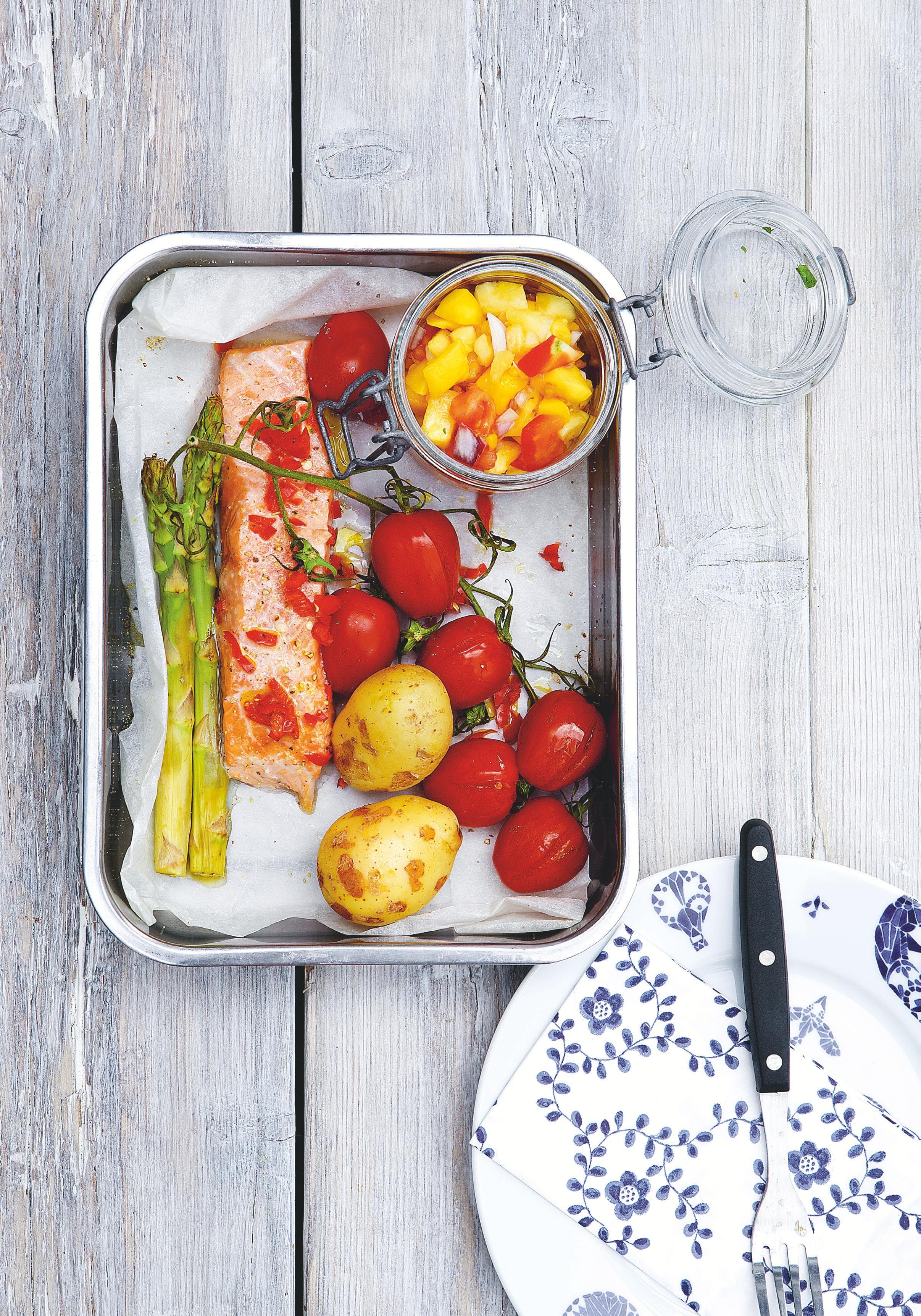 Lime- och chilikryddad lax med mango- och ananassalsa