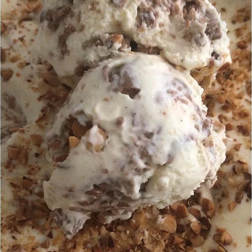 Vaniljglass med nötcremesrippel och rostade hasselnötter