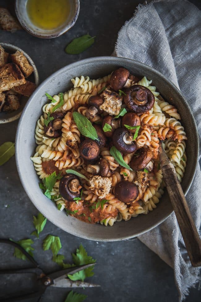 Pastasås på soltorkade tomater, salvia och kastanjechampinjoner