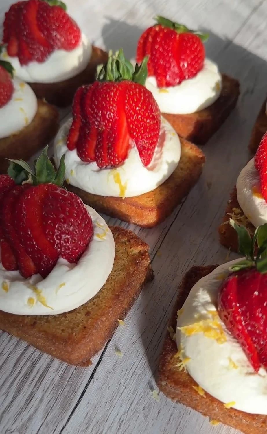 Smörstekt sockerkaka med grädde och bär