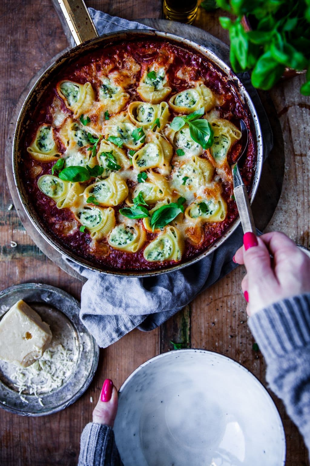 Fyllda pastasnäckor i tomatsås