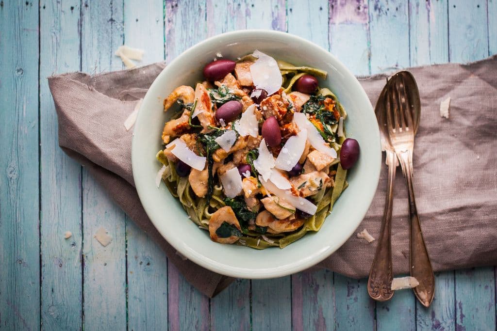 Krämig kycklingpasta med soltorkade tomater