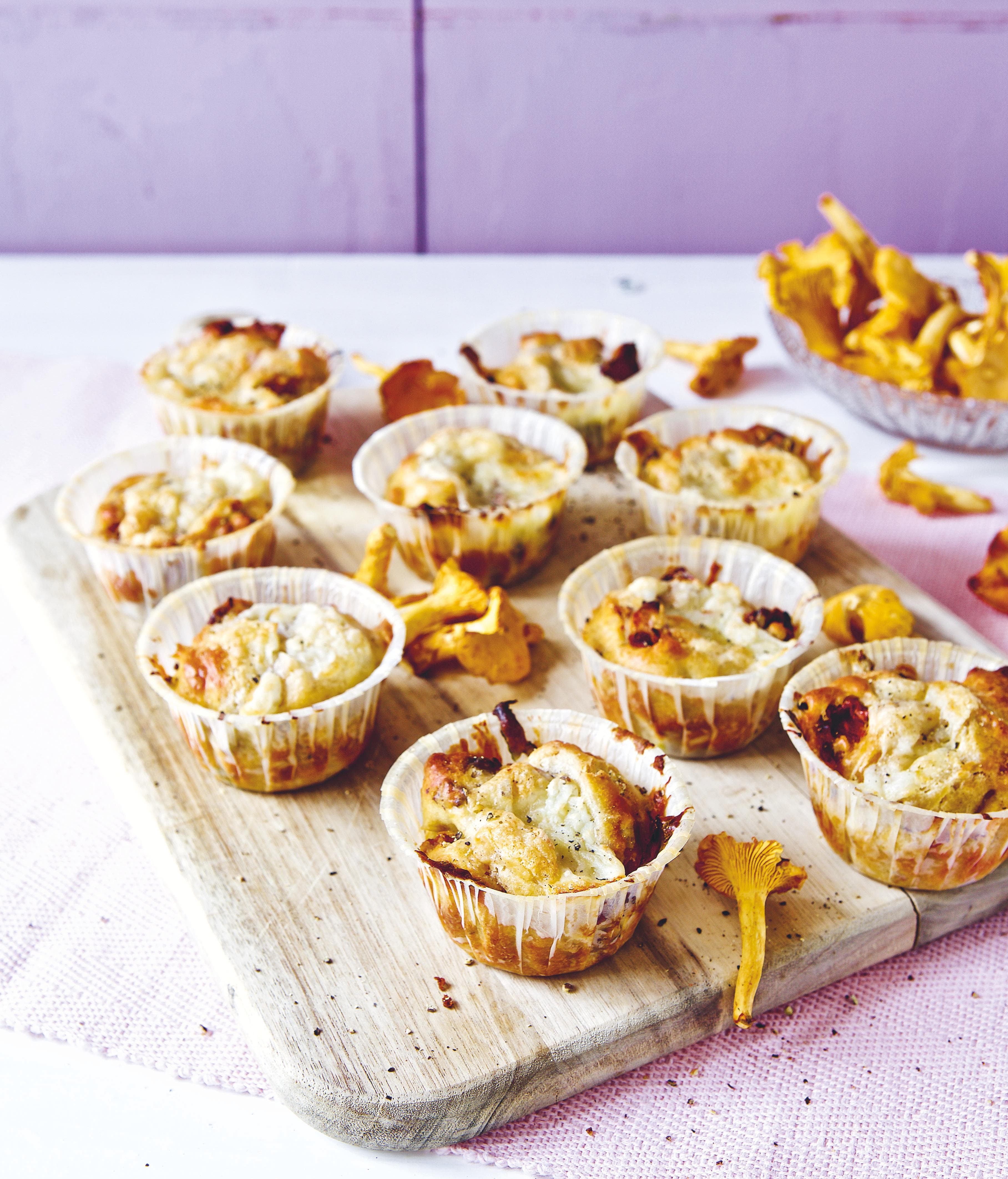 Matiga muffins med kantareller och soltorkade tomater
