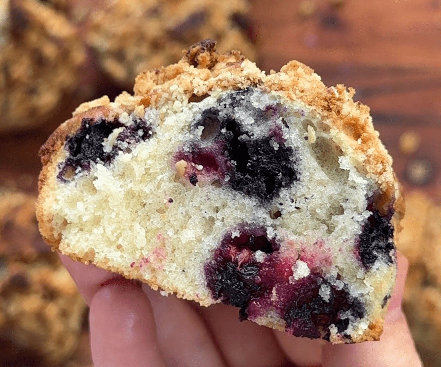 Blåbärs- och Hallonmuffins med Smuldeg