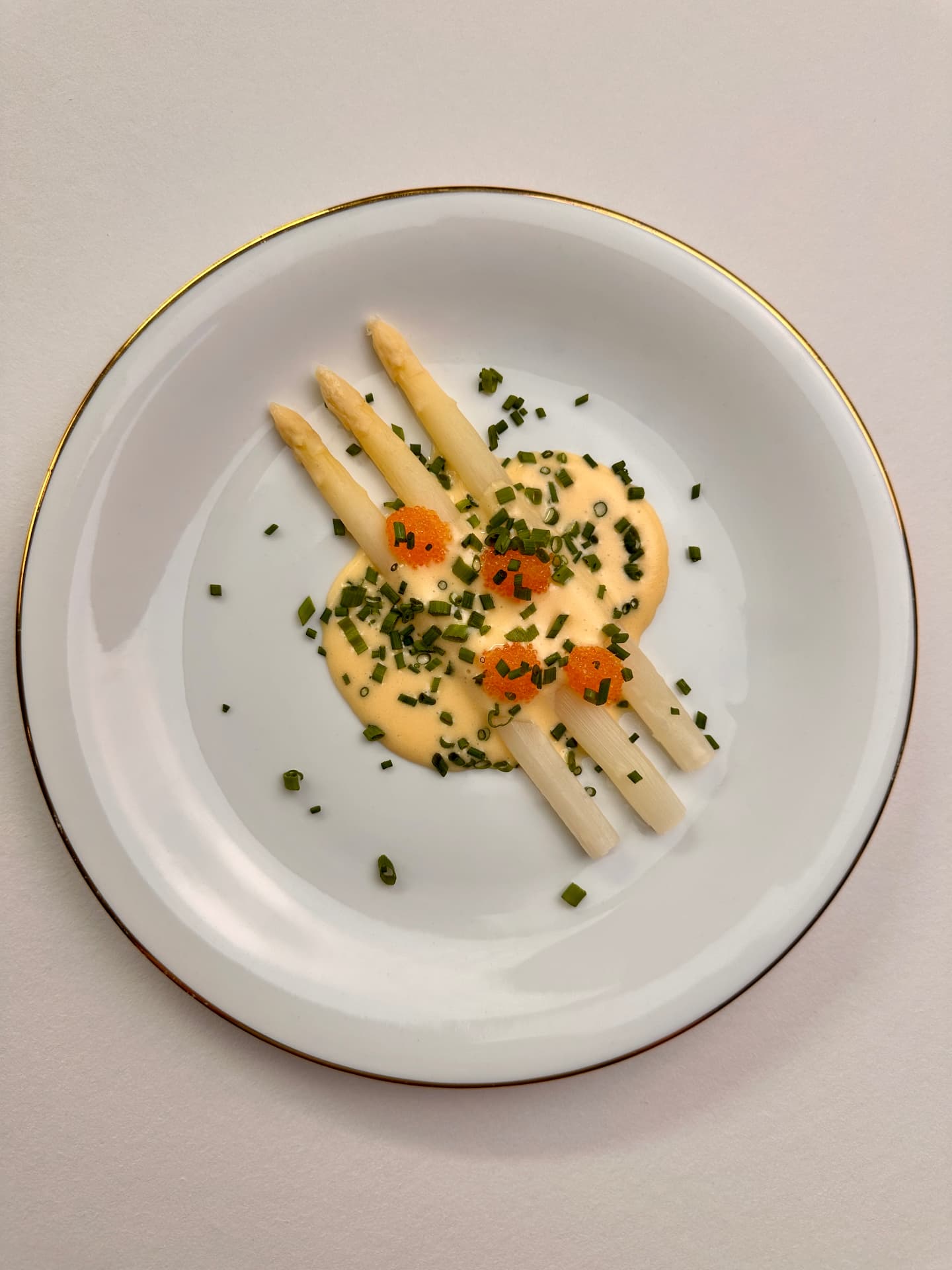 Vit sparris med brynt hollandaise och löjrom