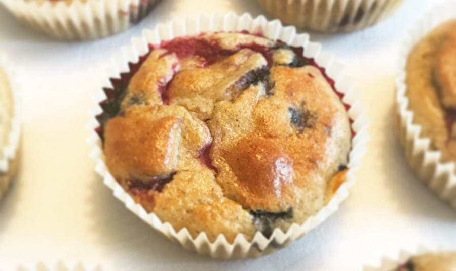 Hallon och blåbärsmuffins