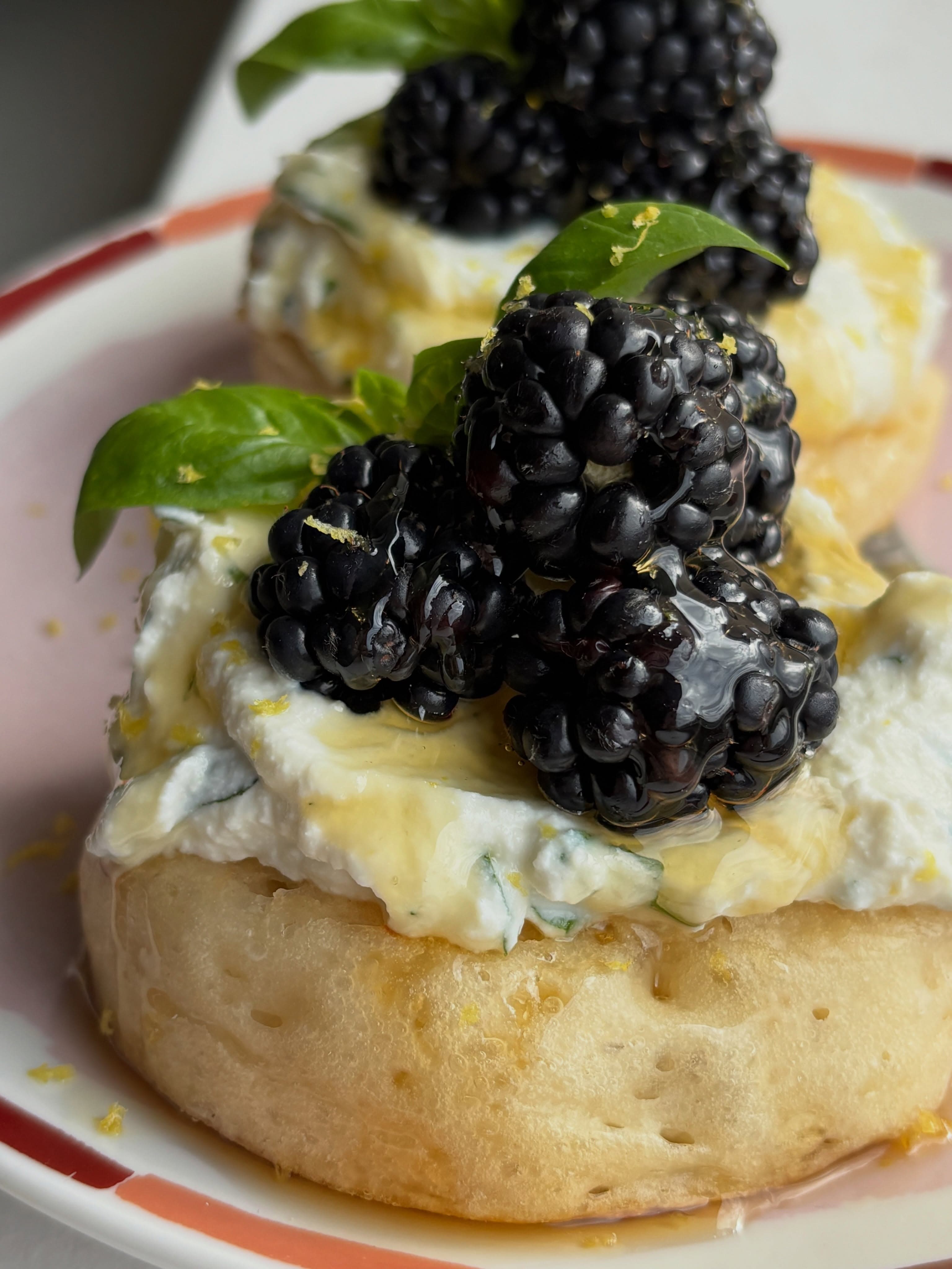 Crumpets med basilika ricotta, björnbär & honung
